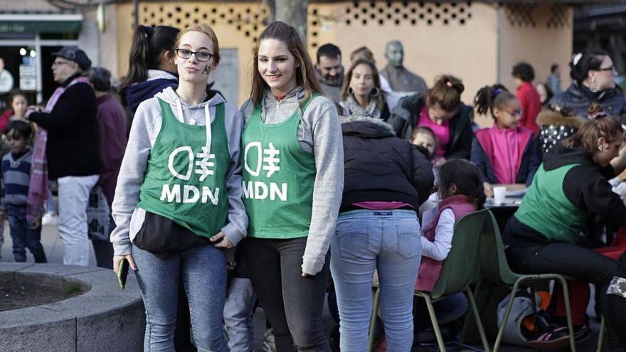 Dos jovenes en una actividad de Mar de Niebla