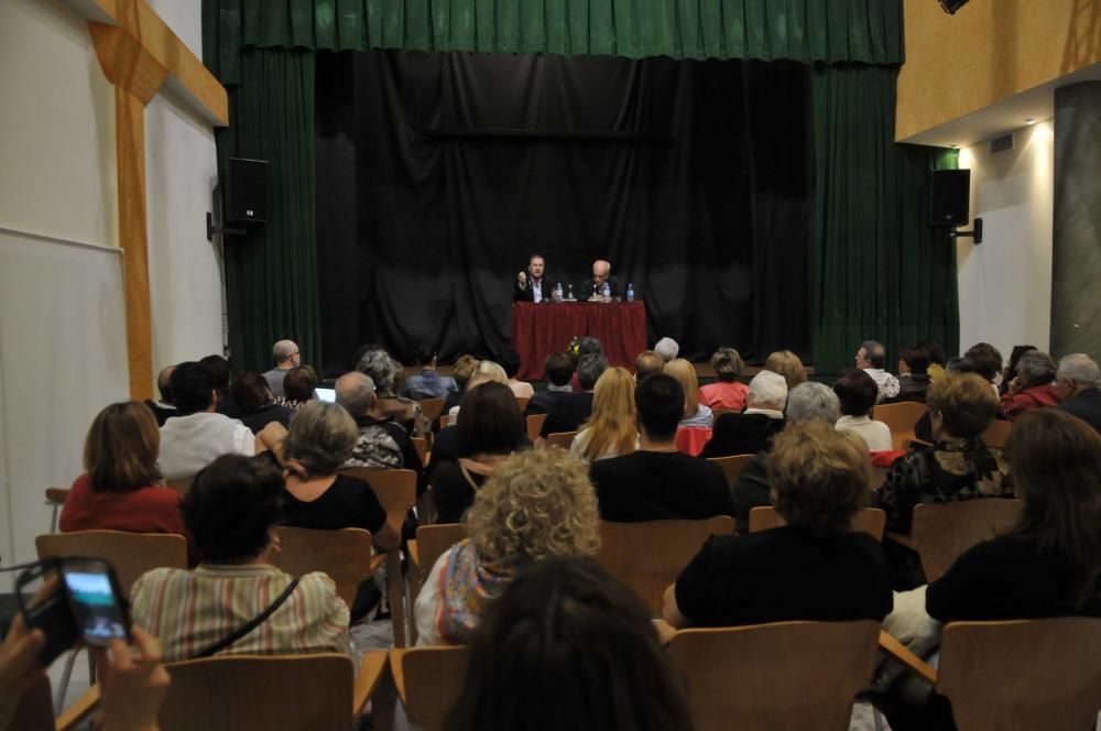 Fieles a las firmas en la feria del libro de Alicante