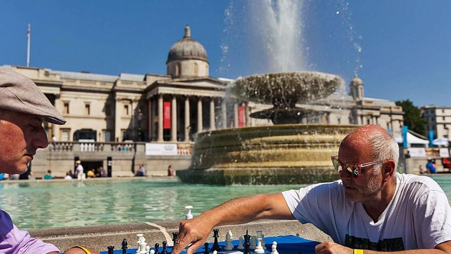 Un jugador mueve ficha durante un festival de ajedrez, ayer en Trafalgar Square, Londres.