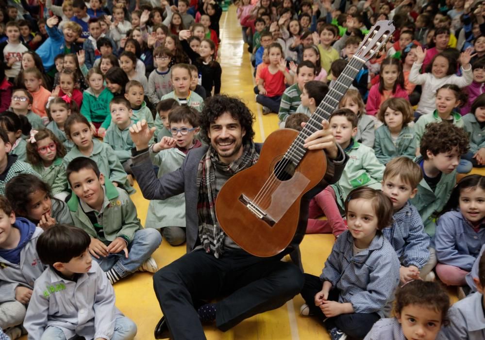 El guitarrista Pablo Sáinz Villegas en el colegio Parque Infantil de Oviedo