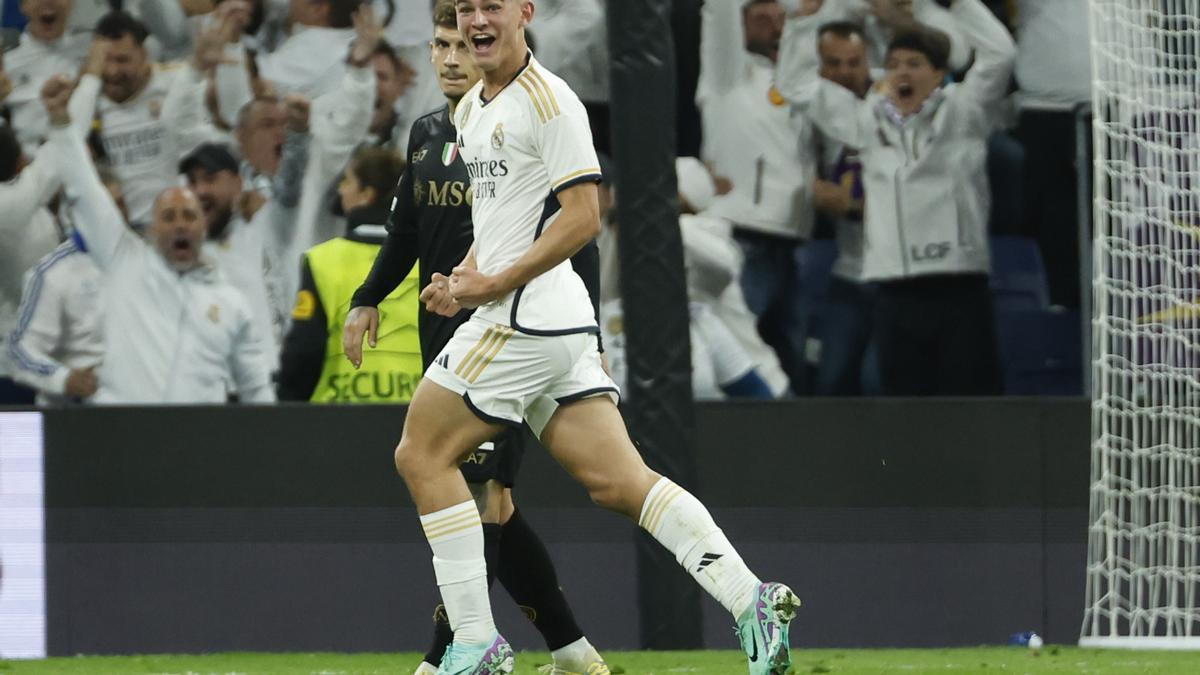 Nico Paz, jugador del Real Madrid, celebra su gol con el primer equipo frente al Nápoles.