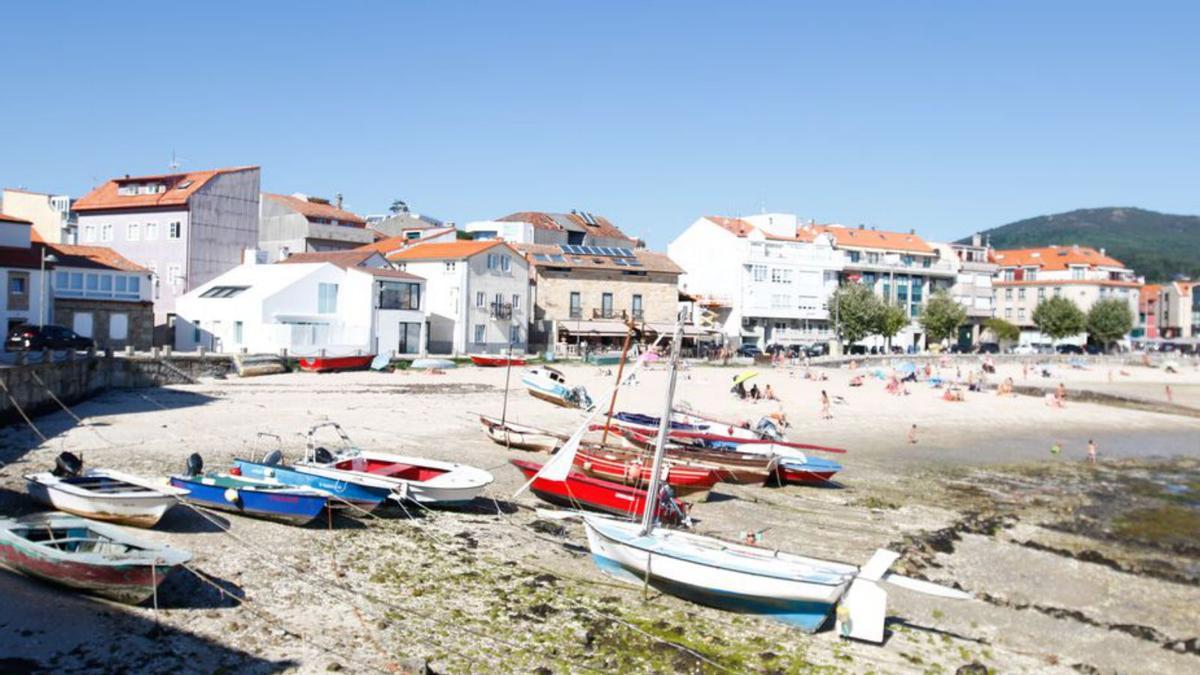 Lanchas en la playa de Carril, en Vilagarcía. |   // IÑAKI ABELLA DIÉGUEZ