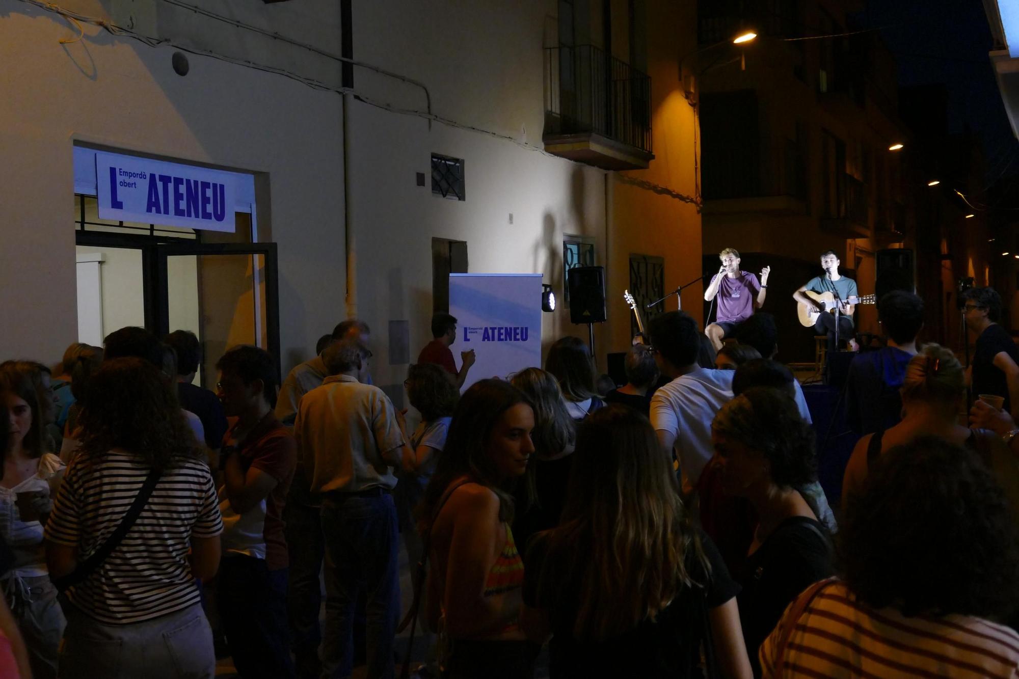 El nou Ateneu de Figueres atrau desenes de persones el dia de la seva inauguració