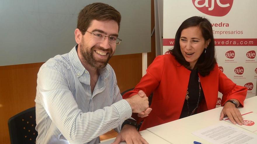 Pablo Fernández y Ana Isabel Vázquez, ayer durante la firma del convenio de colaboración. // Rafa Vázquez