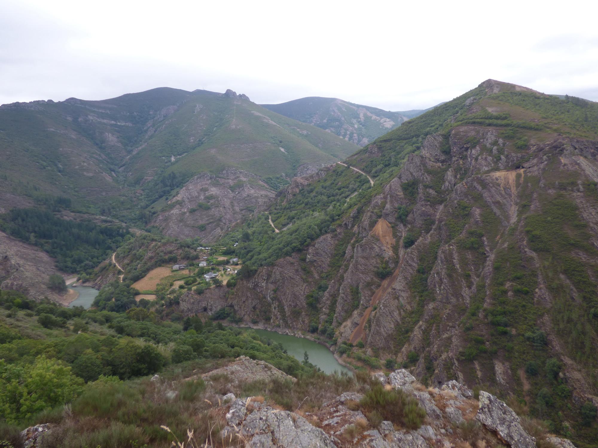 Pueblos guapos de Asturias: Riodeporcos (Ibias), al que se llega cruzando un puente
