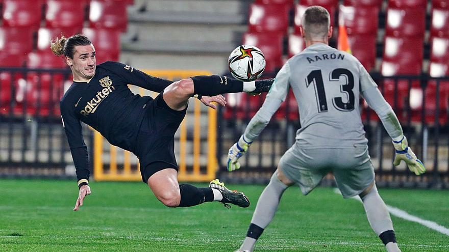 Griezmann remata de forma acrobática Aarón durante el partido de anoche. | AFP7/EUROPA PRESS