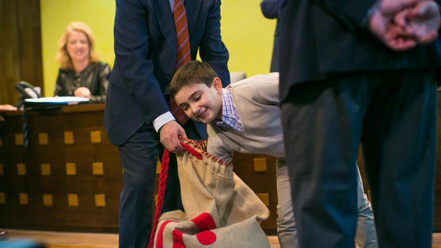 El momento en el que la mano inocente escoge la papeleta ganadora.