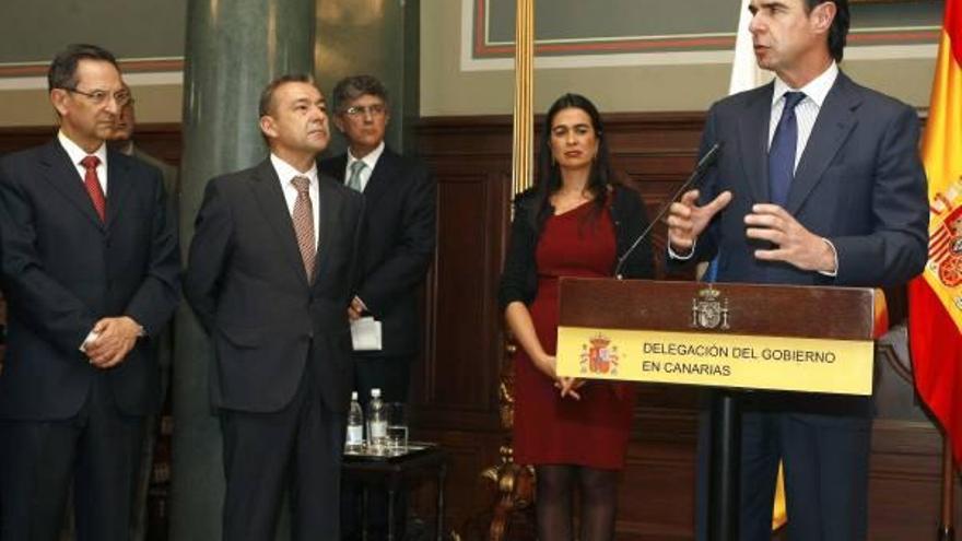 El ministro de Industria, Energía y Turismo, José Manuel Soria (derecha), durante su intervención de ayer.