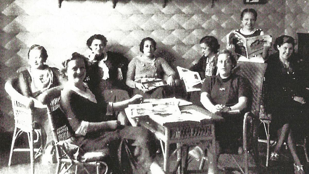 Grupo de mujeres ateneístas en el siglo XX.