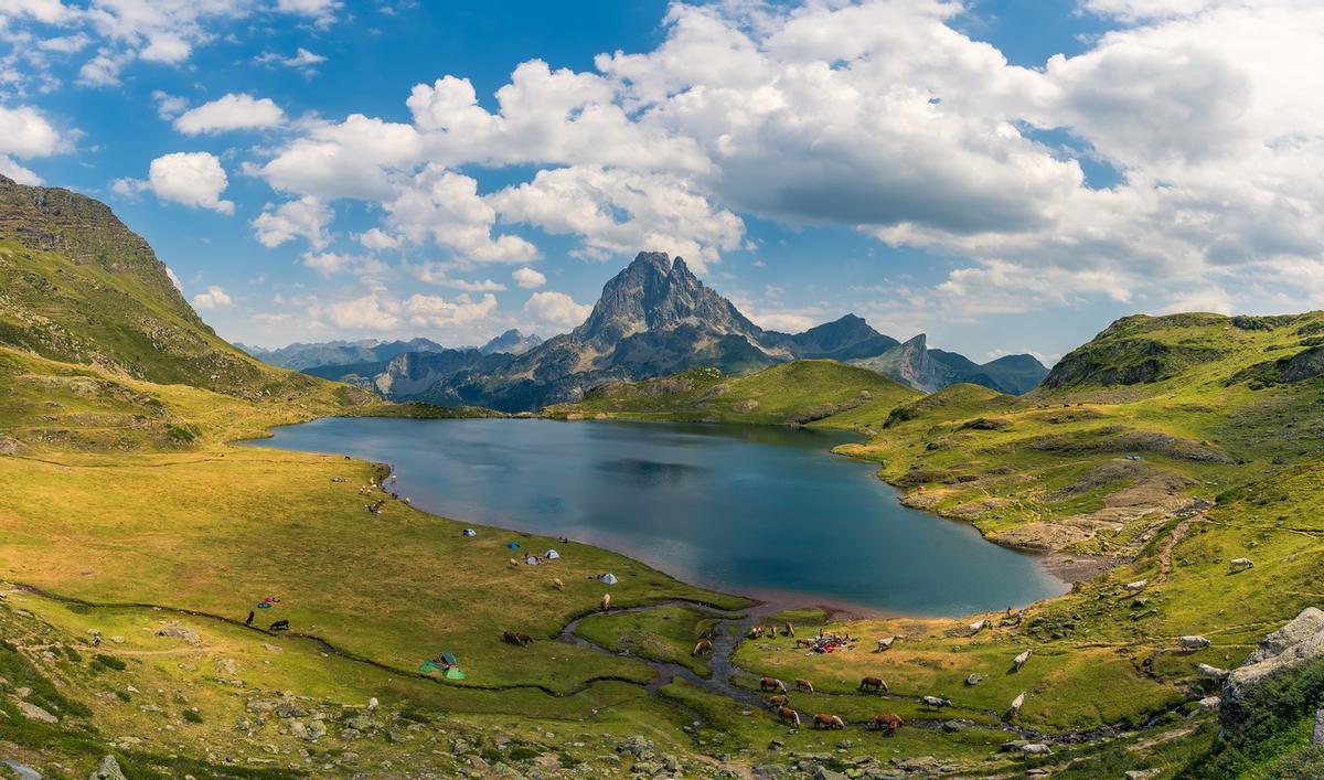 Una escena de una vista del pico Midi D'Ossau desde el refugio de Ayous