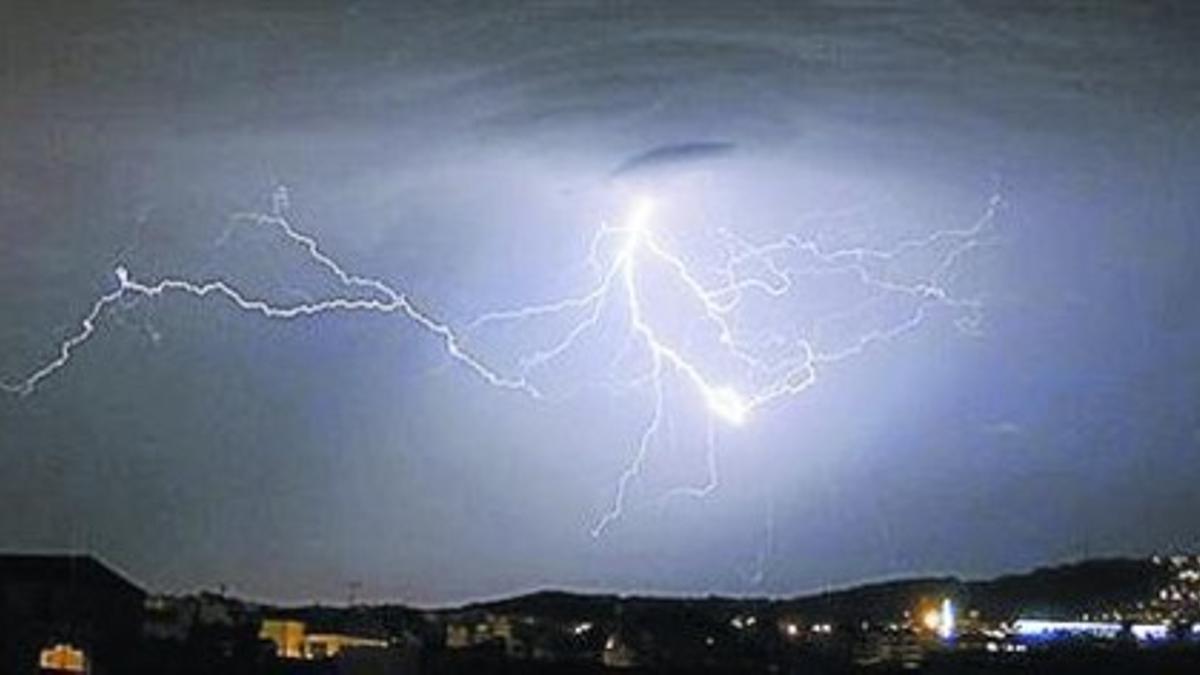 Descarga eléctrica durante una tormenta nocturna en Mataró.