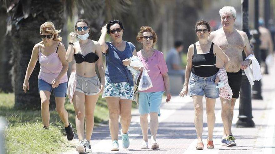 Los expertos piden a Puig vigilar la llegada de turistas y las &quot;colas del hambre&quot;