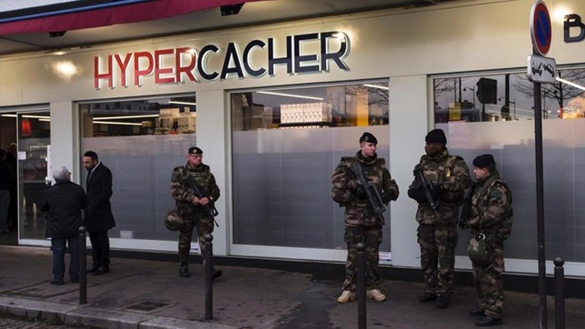 Un grupo de soldados custodia un supermercado de comida Kósher el pasado mes de enero en París.