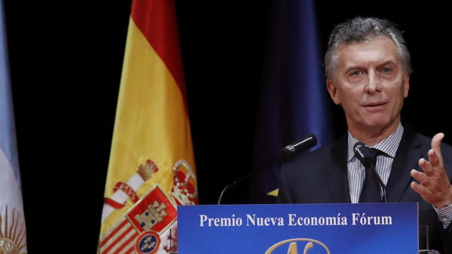 Macri recibe el premio Nueva Economía Forum.