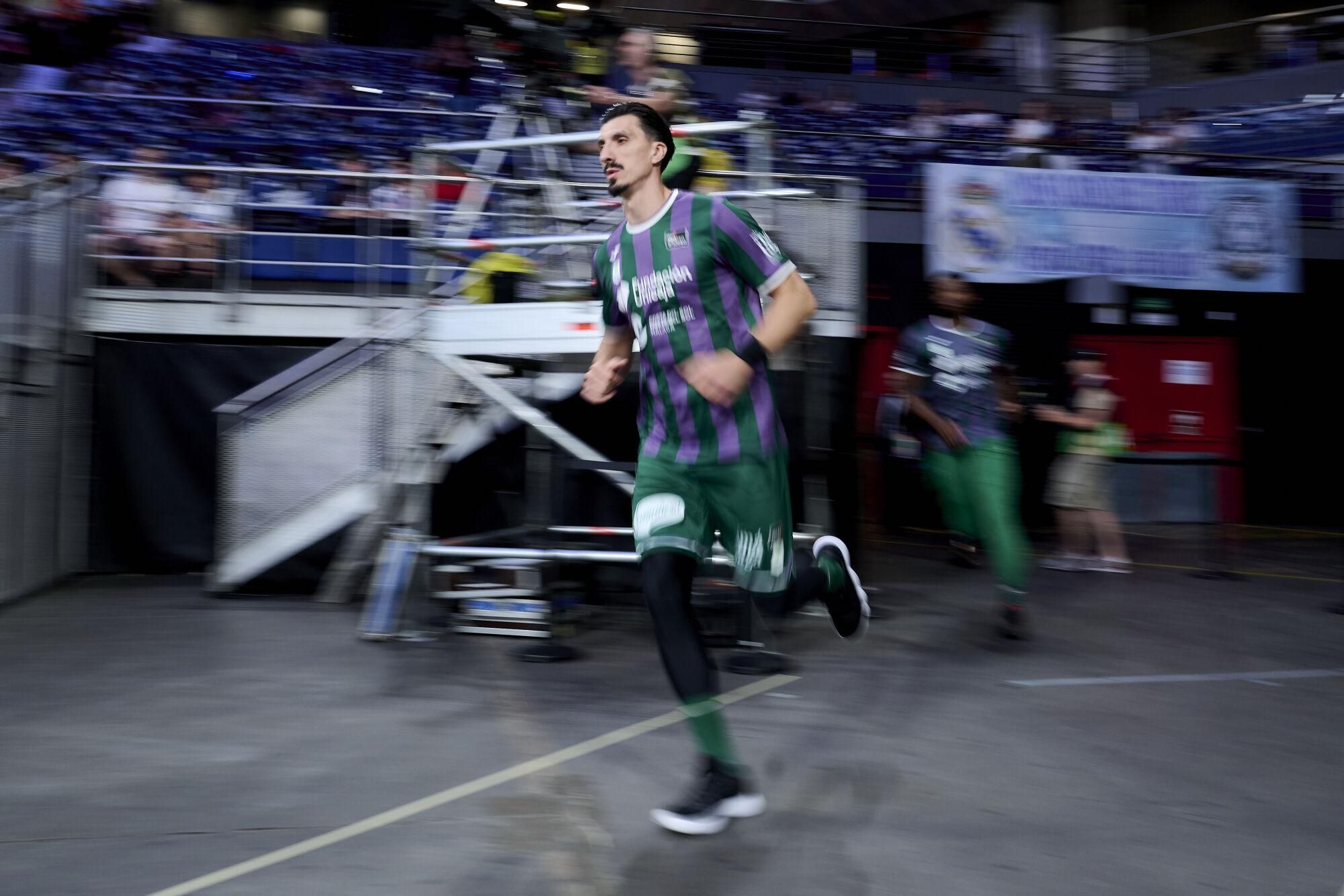 Llegada del Unicaja al Movistar Arena y calentamiento de los verdes