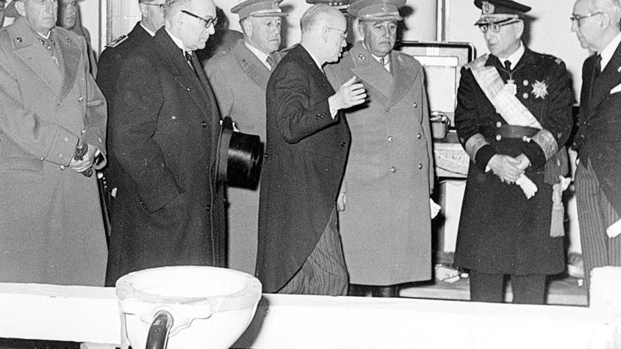 Franco y Suanzes en una inauguración en 1958, con ministros de Obras Públicas, Educación Nacional, Vivienda, Turismo e Información, Agricultura y oficiales del CSIC. En primer plano, un váter en pruebas para &quot;casas baratas&quot;.