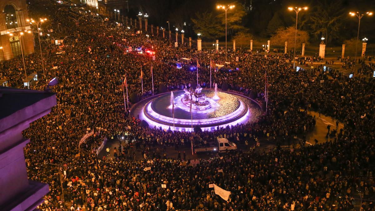 La manifestación de Madrid a su paso por Cibeles el 8 de marzo de 2019.