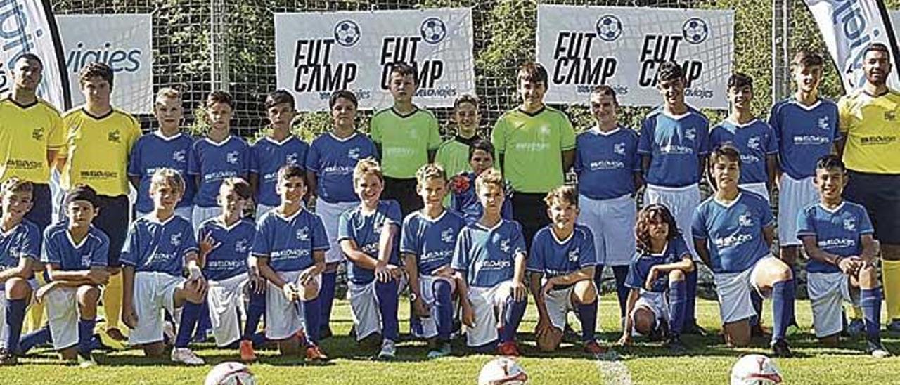 Foto de familia de los integrantes del Campus Fut Camp Vall d&#039;Aran.