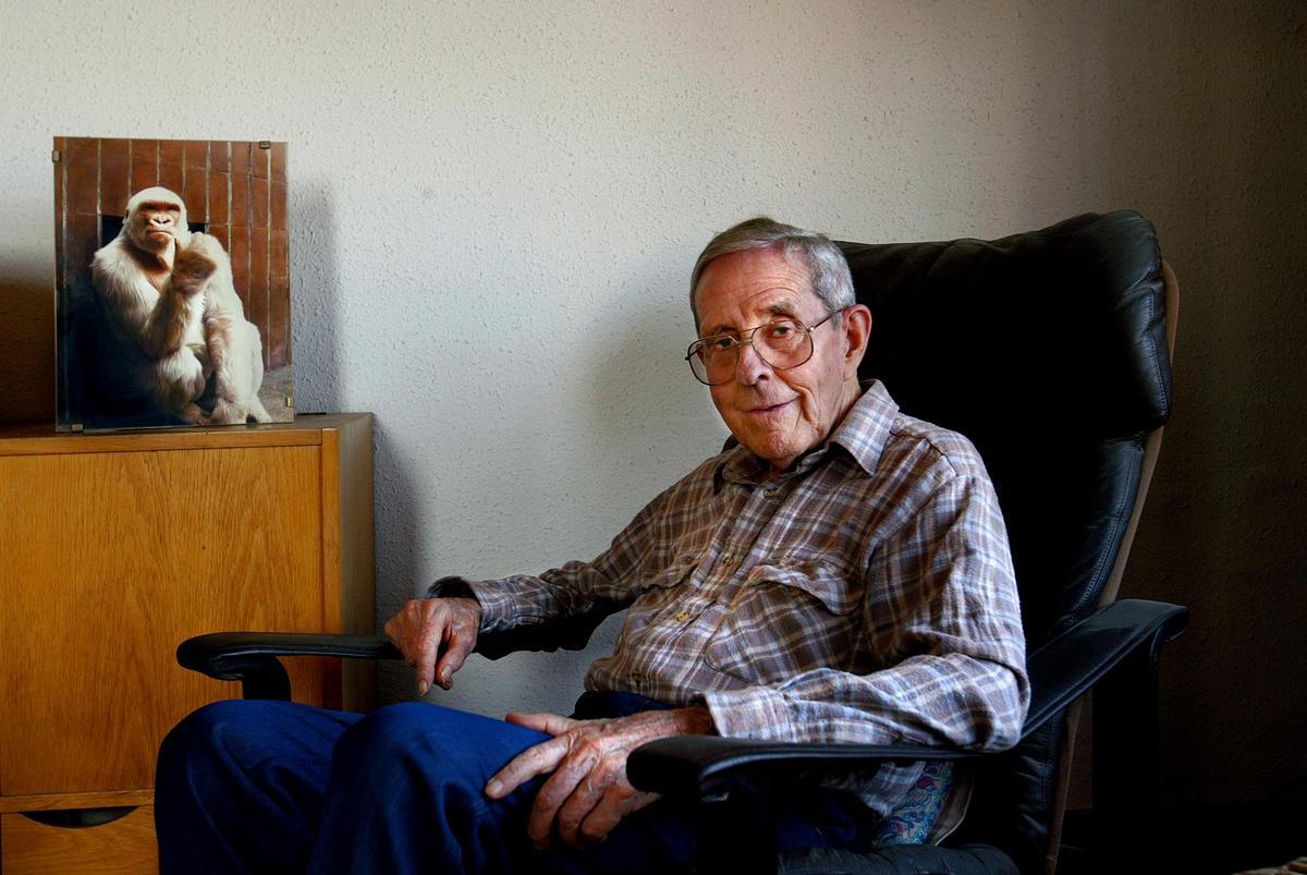 El primatólogo Jordi Sabater Pi, con un retrato de Copito de Nieve al fondo.