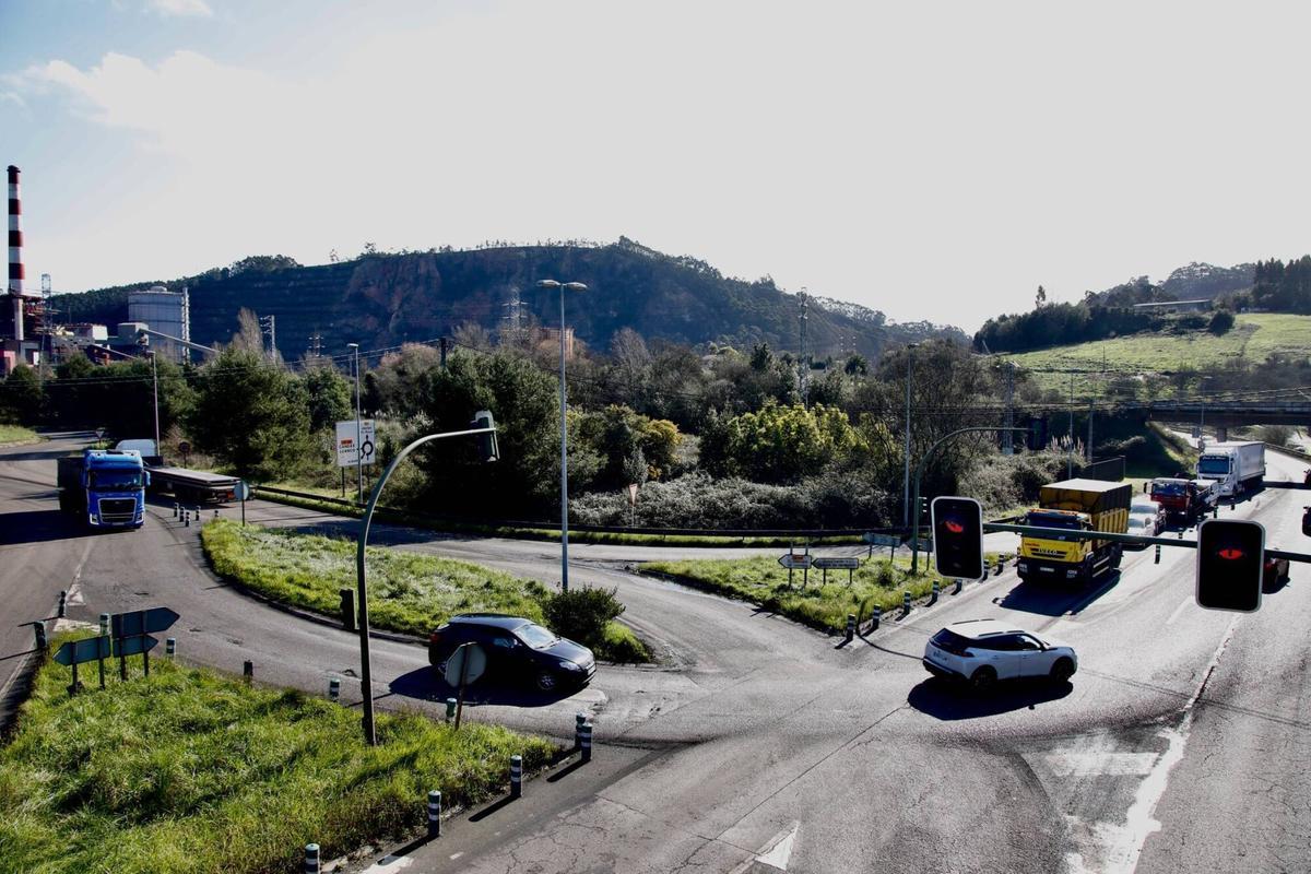 Tráfico de camiones, en la rotonda de El Empalme, en Carreño, con la térmica de Aboño al fondo. TUNEL DE ABOÑO. PASO DE CAMIONES. OPINION DE VECINOS