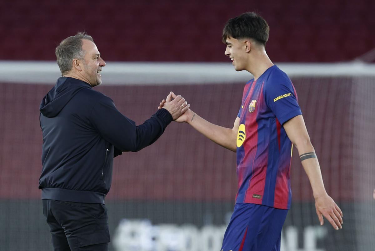 El entrenador del Barcelona Hansi Flick (i) saluda al jugador Marc Bernal al finalizar el partido de LaLiga de fútbol entre el Barcelona y el Mallorca, este sábado en el Camp Nou. EFE/ Toni Albir. barça . mallorca. liga españa 2025/2026 barça . mallorca. 23. accion. spotify camp nou