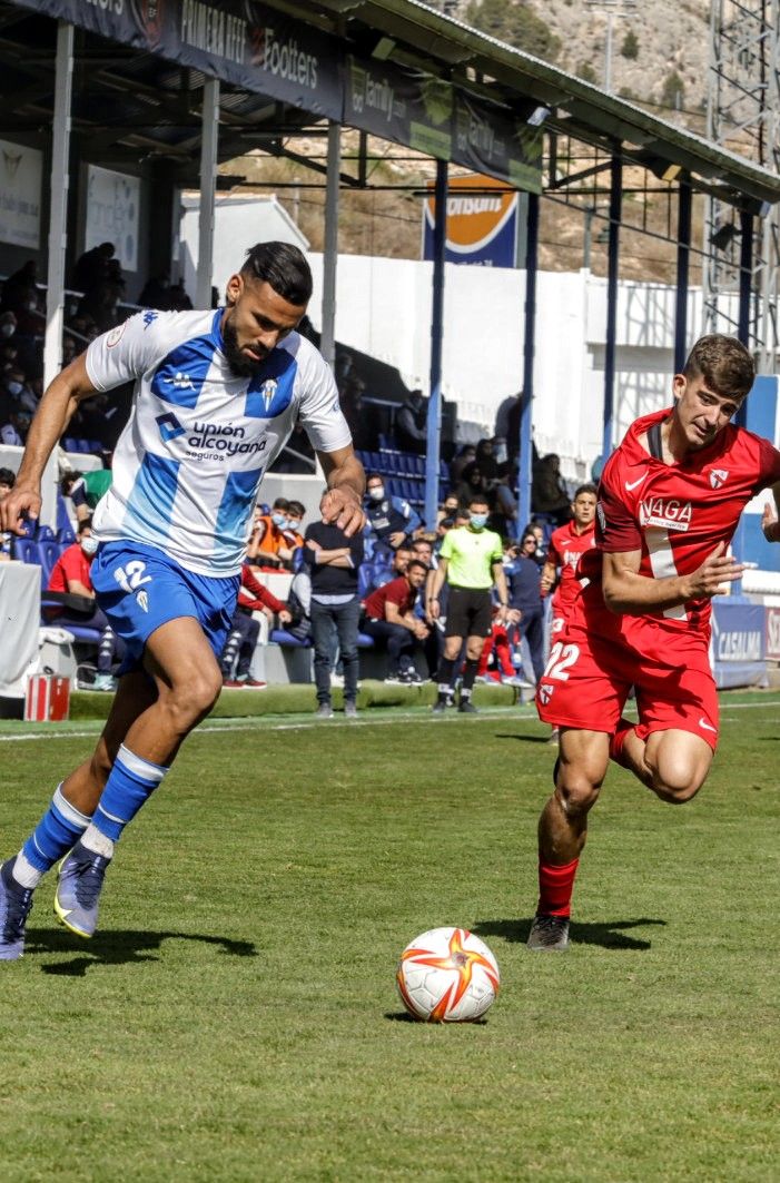 El Alcoyano derrota al Sevilla Atlético gracias a un doblete del central en los diez primeros minutos