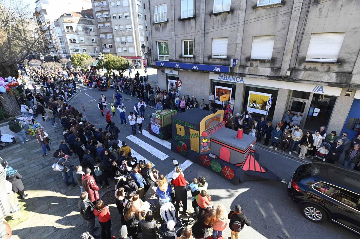 Las comparsas desfilaron ayer por las principales calles del centro urbano