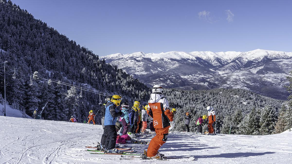 Un grup d'infants fent classe d'esquí a Masella aquesta temporada