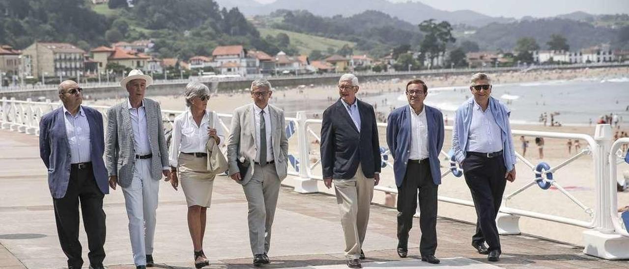 Por la izquierda, Salvador Ordóñez, Manuel Villa Cellino, Zulima Fernández, Santiago García Granda, Rafael Puyol, Juan Vázquez y Juan Sebastián López-Arranz pasean junto a la playa de Santa Marina de Ribadesella.