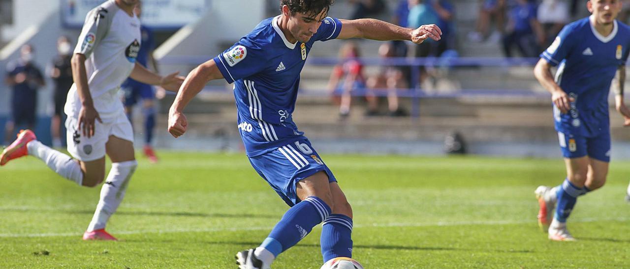 Javi Mier dispara a puerta en la jugada del gol del Oviedo, ayer, ante el Lugo en Ribadeo. | Lof