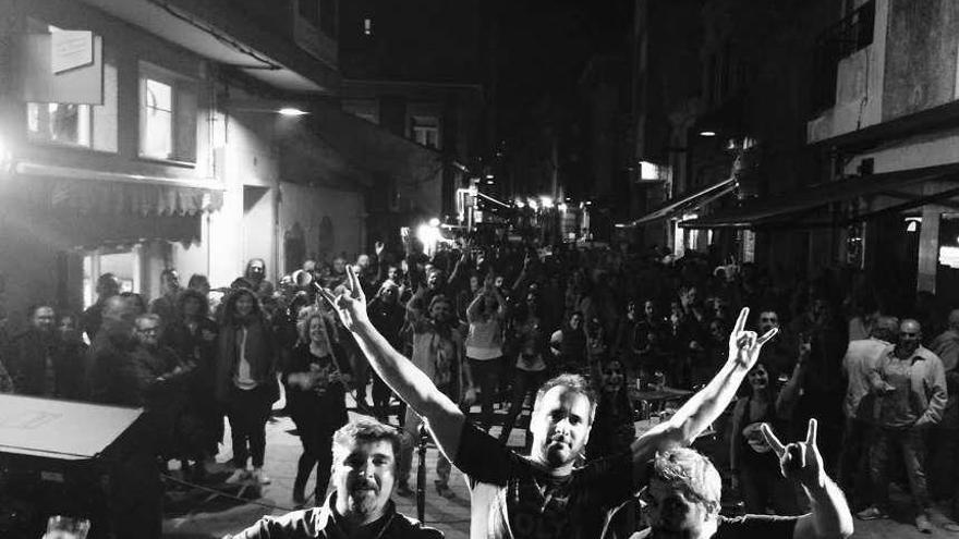 El grupo bilbaíno Los Brazos volverá a llenar la calle Méndez Núñez como el pasado año. // C. Durán