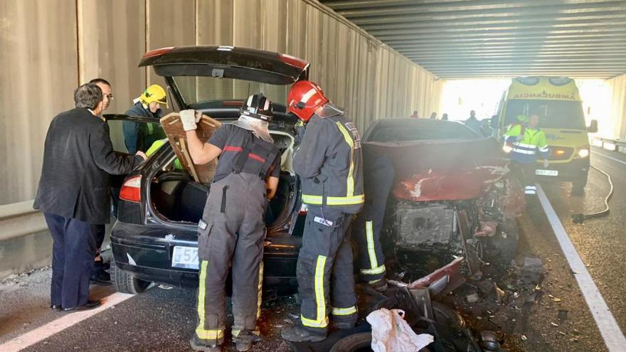 Los bomberos rescatan a uno de los atrapados.