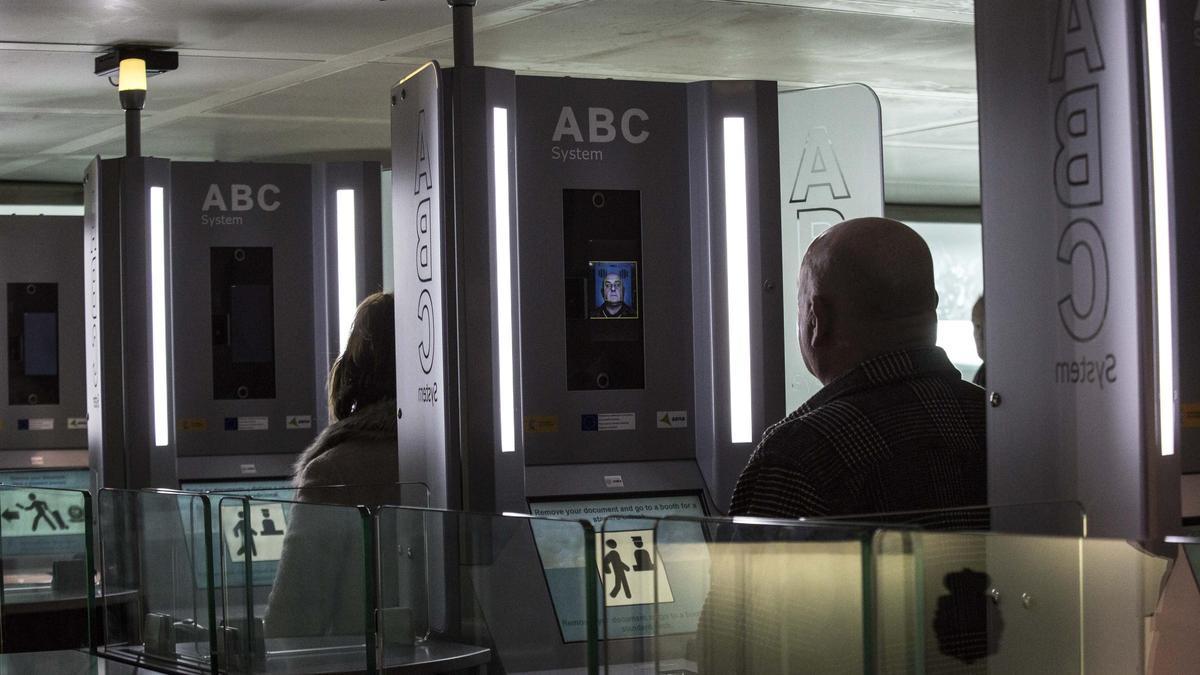 Control de fronteras en el aeropuerto internacional Alicante-Elche