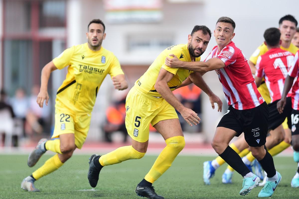 Gonzalo Verdú trata de rematar un córner con el Cartagena