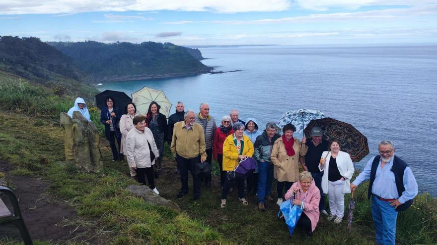 Vecinos de Argüero y de Pimiango, en el mirador de Bustiellu, durante la visita a la localidad maliayesa. | A. G.-O.