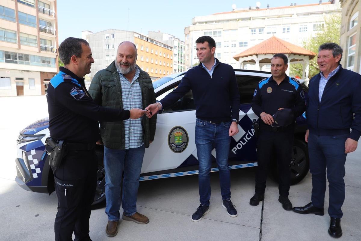 El jefe de la Policía Local, Javier García, y el alcalde, Gonzalo Louzao, en la recepción de un nuevo vehículo.