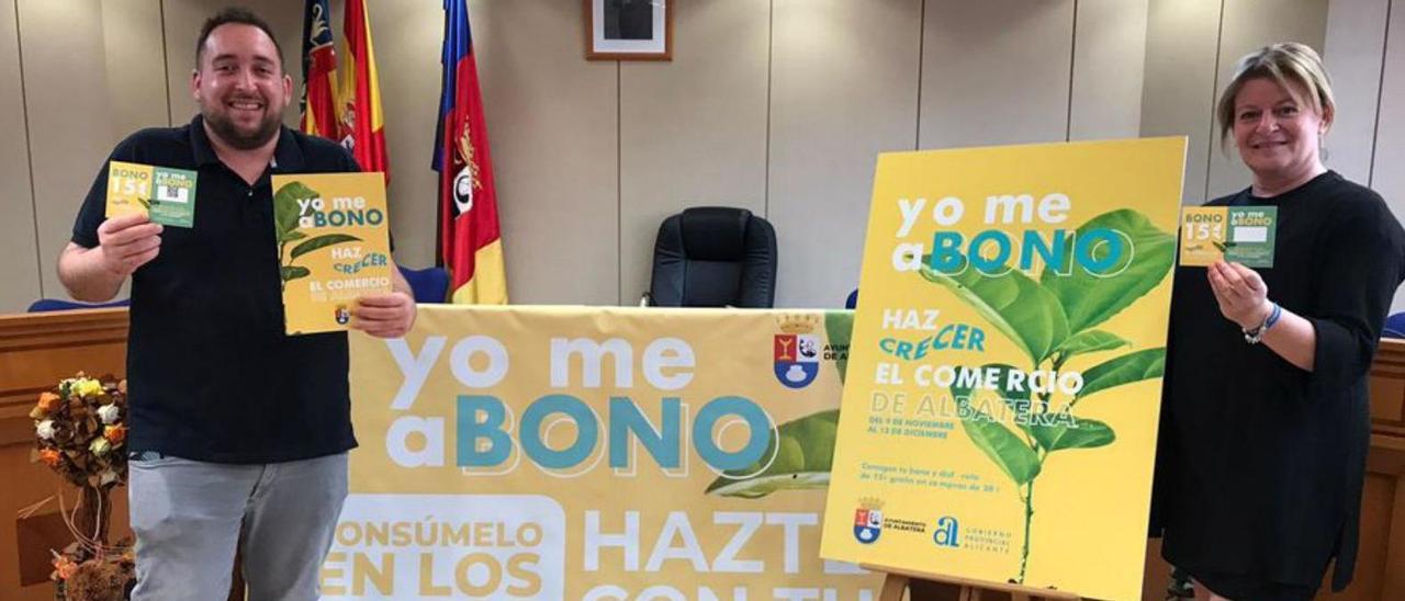 El concejal Juanjo Fuentes y la alcaldesa Ana Serna presentan la campaña.   | INFORMACIÓN