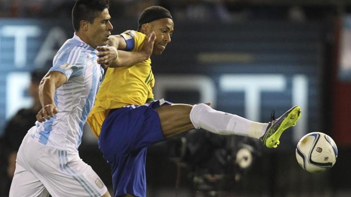 Roncaglia, en un Argentina-Brasil marcando a Neymar