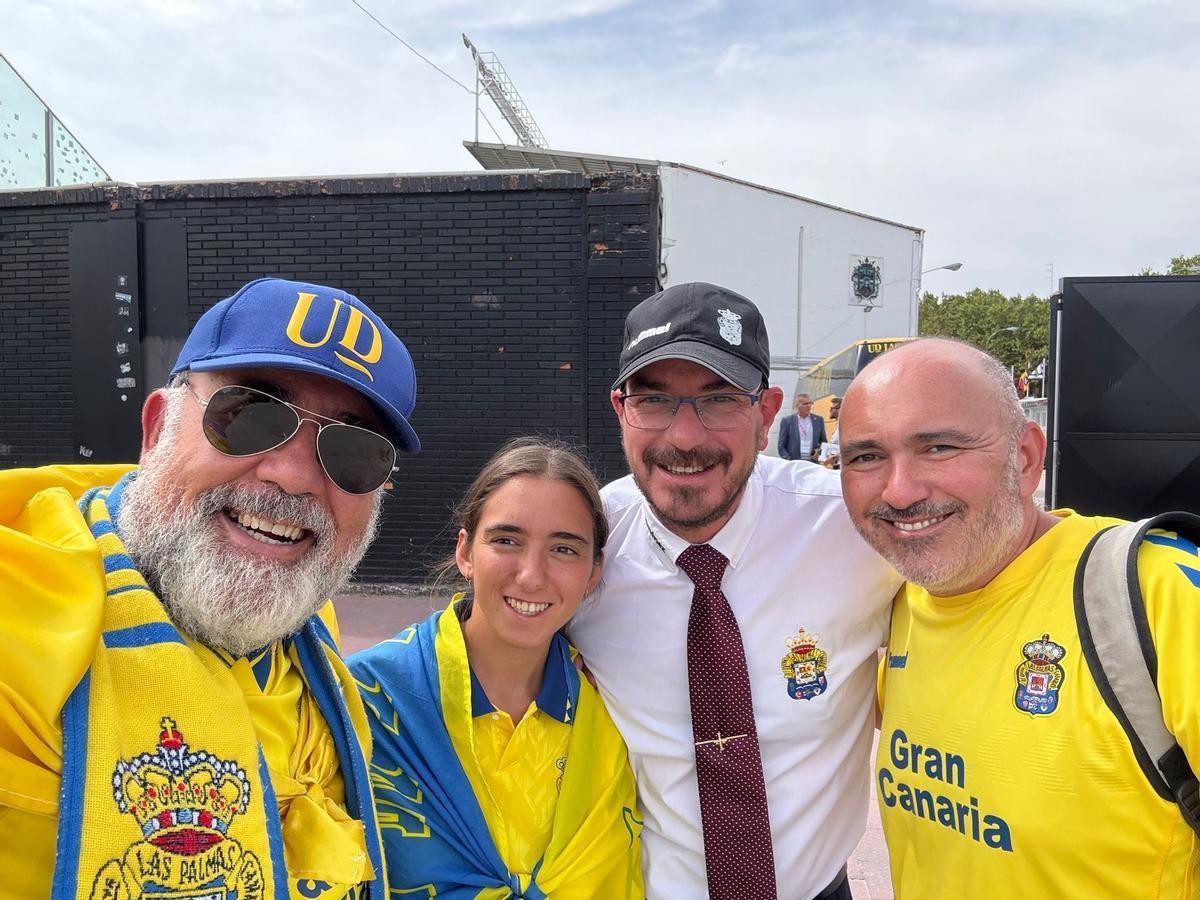 Robledo se retrata con un grupo de seguidores de la UD.