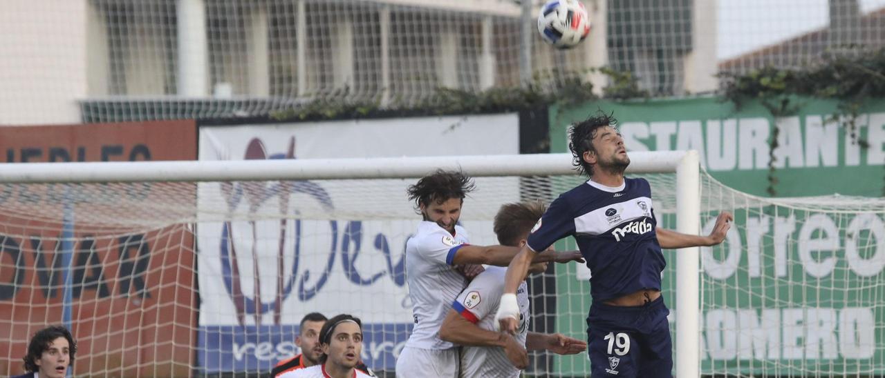 Míchel toca el balón de cabeza en su último partido con el Marino, frente a la Cultural Leonesa.