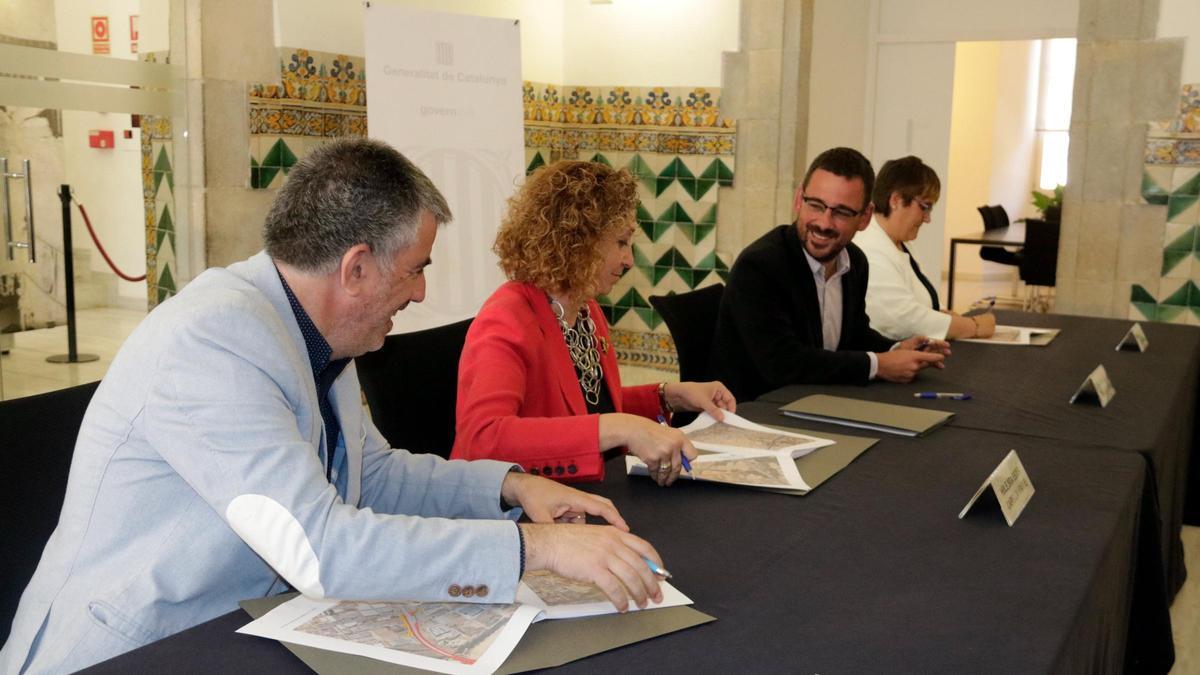 Els alcaldes de Salt, Girona i Vilablareix signant l'acord amb la consellera de Territori