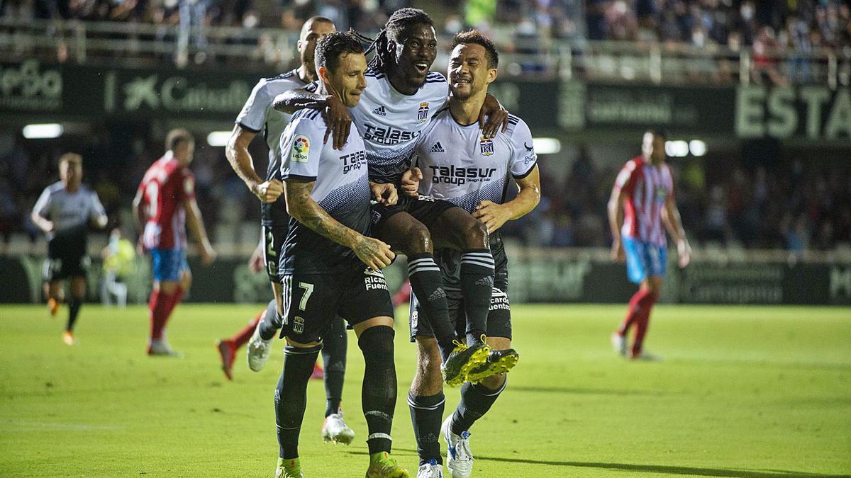 Boateng y Okazaki celebran el primer gol de Rubén Castro. | IVÁN URQUÍZAR