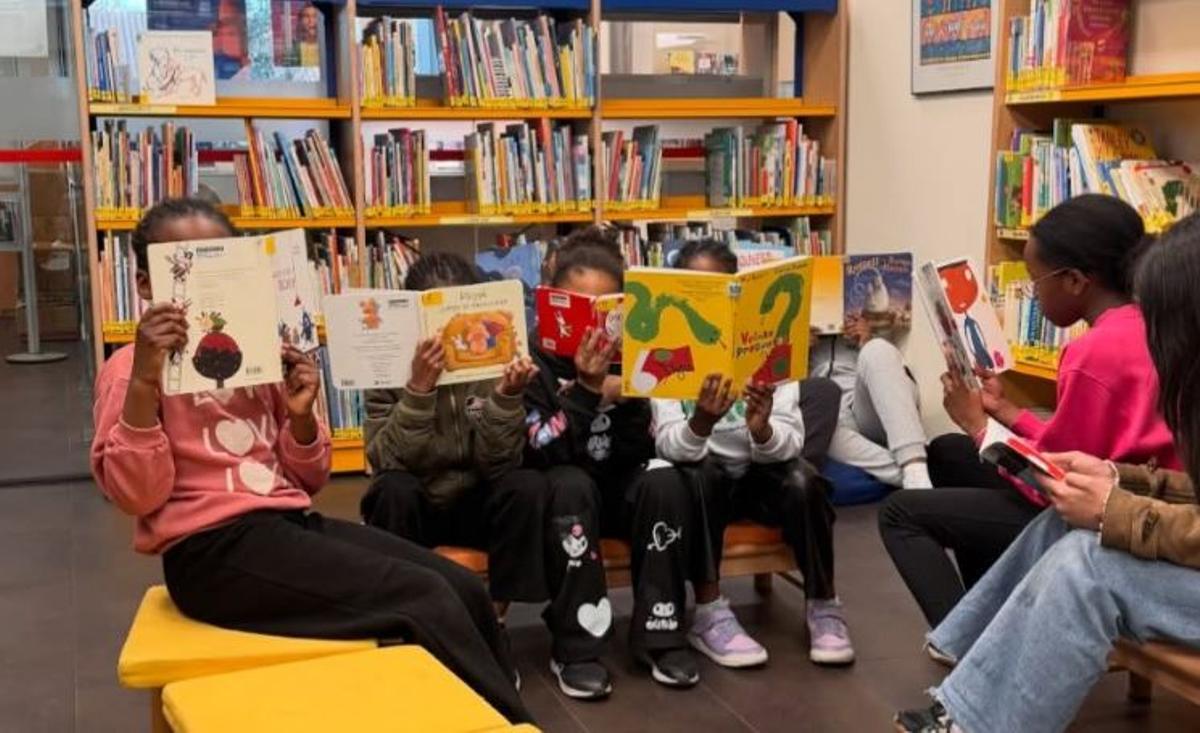 Los participantes de la actividad de IPE Kids, en la Biblioteca de El Llano.