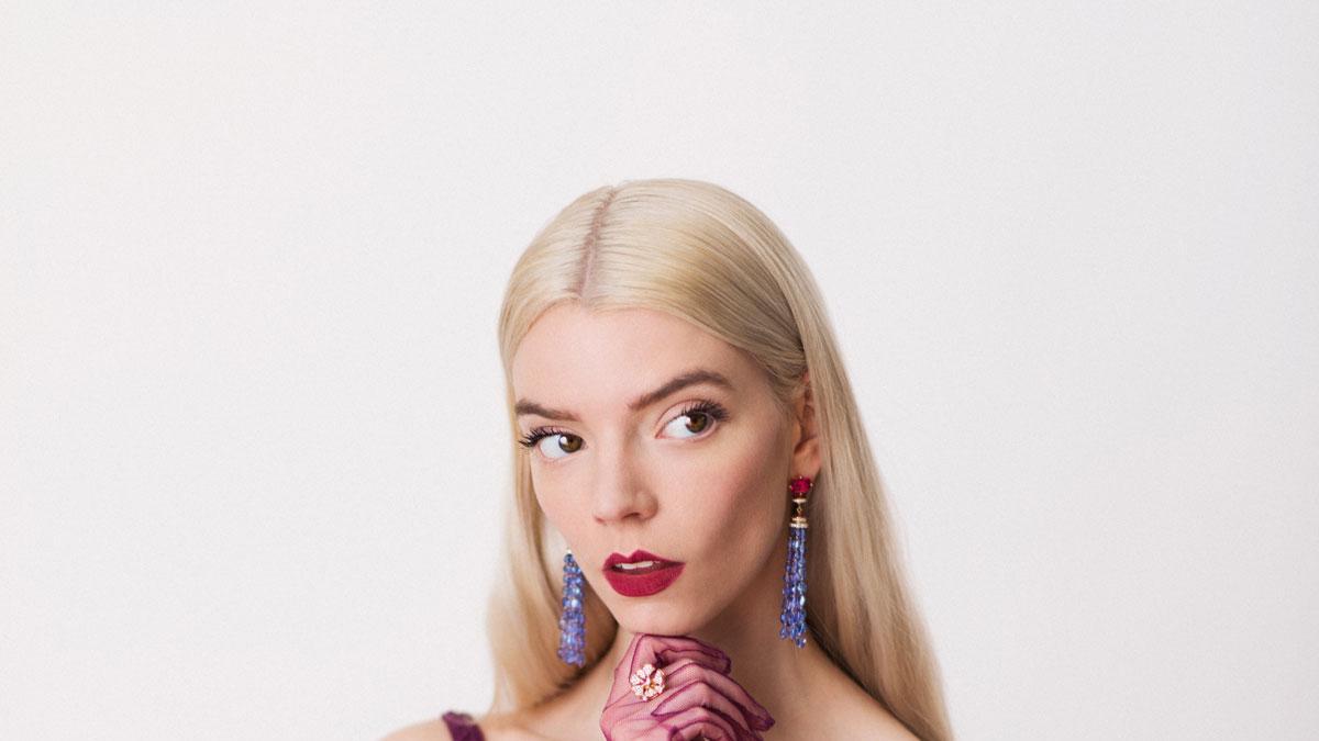 El jaque mate de Anya Taylor-Joy en los Critics Choice Awards 2021: vestido de pasarela, maquillaje vía Zoom ¡y doble premio! 