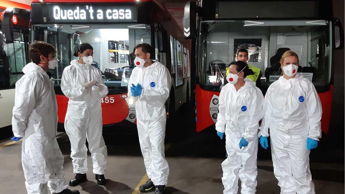 Voluntarios de TMB llevan a pacientes de los hospitales a los lugares de confinamiento