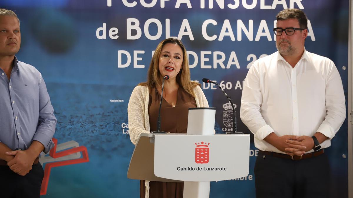 Alfredo Mendoza (i), María Dolores Corujo e Isidro Pérez, hoy, en la presentación de la I Copa Insular de Bola Canaria de Madera para mayores de 60 años de Lanzarote.
