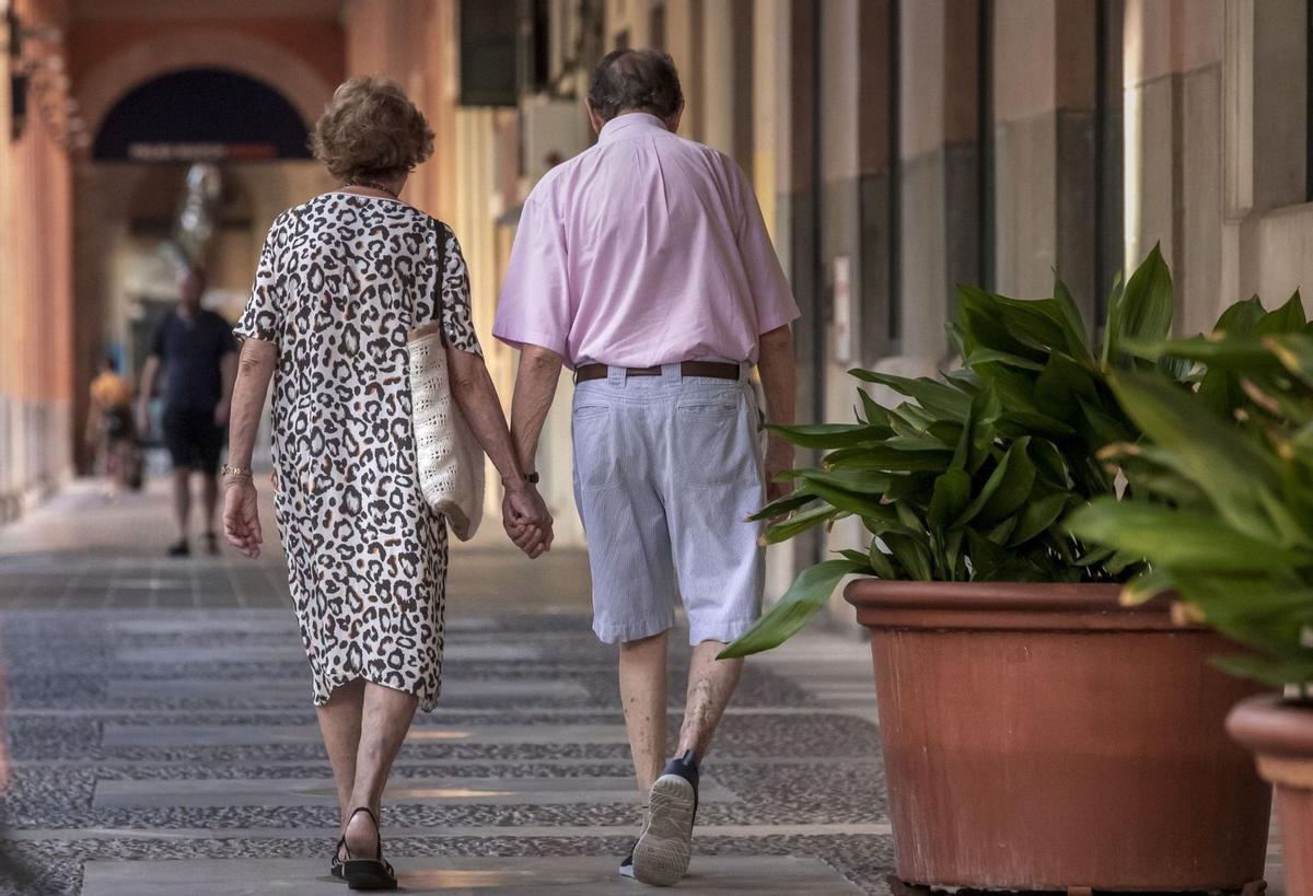 Imagen de archivo de dos personas mayores paseando por las calles del centro de Palma. |  B.RAMON