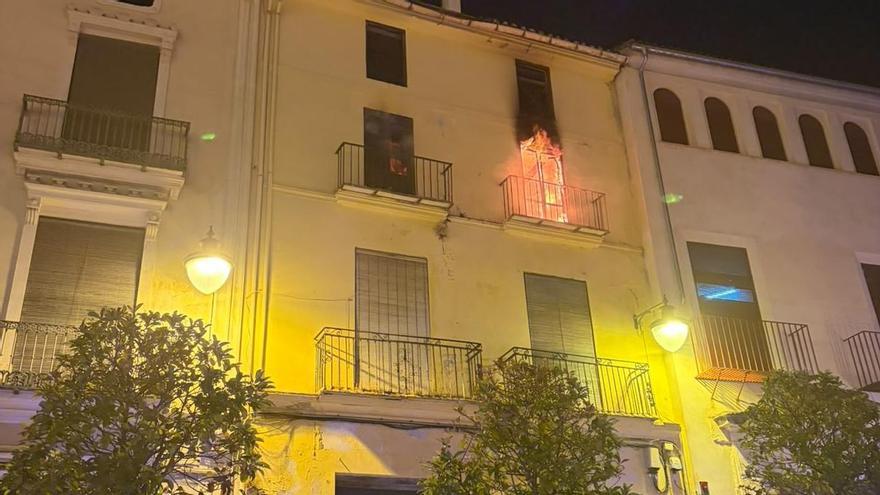Así ha sido el incendio registrado esta mañana en la Plaça de la Seu de Xàtiva
