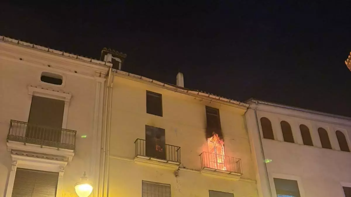 Espectacular incendio en el casco histórico de Xàtiva: un vecino logra escapar antes de que las llamas arrasen su vivienda