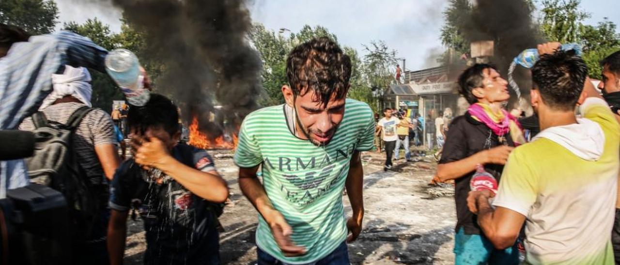 Refugiados durante la carga policial en el campamento de Horgos (Serbia). // Médicos Sin Fronteras